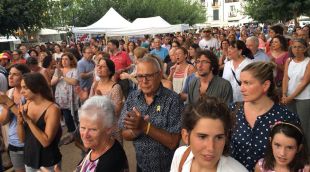 Participants a la concentració de rebuig a les darreres agressions sexuals que han tingut lloc a Cadaqués