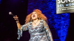 Gloria Gaynor ahir a la nit damunt l'escenari de la Ciutadella de Roses