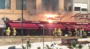 Els Bombers treballant en l'incendi al restaurant La Gamba
