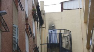 Finestra de la bugaderia de l'hotel Sun Beach de Lloret de Mar totalment calcinada després de l'incendi