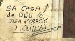 Pla detall de la pintada a l'església de Pals aquest matí