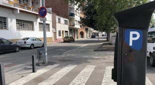 Les zones verdes del carrer Montserrat, habitualment ple de vehicles, presenta un aspecte desolador