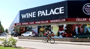Exterior de la botiga Wine Palace de Lloret de Mar, d'on els lladres se'n van endur 40.000 euros