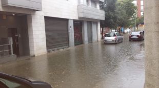 El carrer Doctor Ametller completament inundat