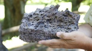 El fragment de roca volcànica de la colada de lava que s'ha extret del subsòl del Firal d'Olot