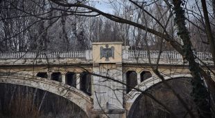 Placa al Pont de l'Aigua dies abans de ser retirada (arxiu)