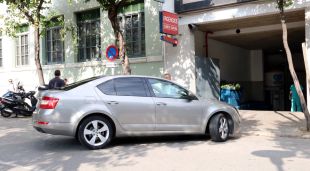 Un dels vehicles policials amb els quals ha arribat Dolors Bassa a la clínica de Girona
