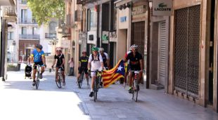 Els set integrant arribant a Figueres amb una estelada