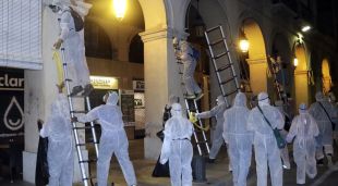 Alguns dels feixistes fent la retirada de llaços grocs a la Bisbal d'Empordà