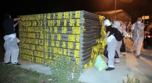 Un instant de la retirada de llaços grocs a la Pera