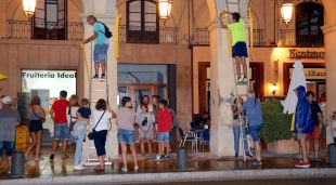 Alguns dels assistents a l'acte per tornar a penjar llaços grocs a la Bisbal d'Empordà