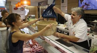 Una clienta del Mercat d'Olot recollint la seva compra que ha encarregat a través del Placer Virtual