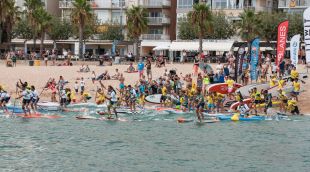 El moment de la sortida des de la platja de Blanes