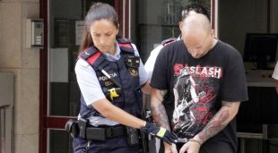 El parricida de Sils sortint dels jutjats