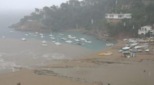 La platja de Sa Riera totalment negada després que la riera baixés plena