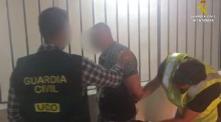 Imatge de la detenció de l'expolicia rus fugitiu