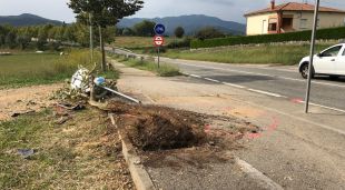El punt on el vehicle ha impactat contra l'arbre i la senyal de trànsit