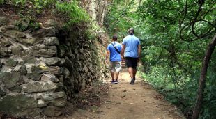 Dos dels organitzadors de la jornada pel camí de l'exili a Morellàs- Les Illes