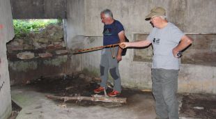 Interior d'un dels búnquers on es pot veure a dos dels voluntaris en aquesta recerca, Pere Secases i Pere Cirera