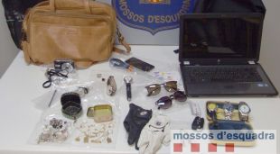 Els diversos objectes recuperats després de ser sostrets de tres vehicles i un domicili de Ger