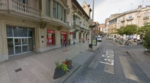 L'atracament va tenir lloc en el caixer situat en un banc en plena Rambla de Figueres
