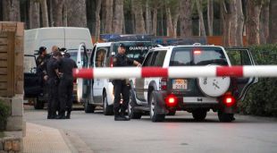 Vehicles policials i agents de la Guàrdia Civil a les instal·lacions del càmping de l'Escala, l'any passat