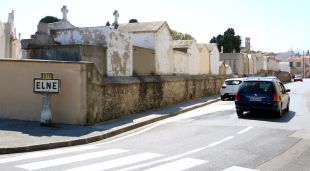 Un carrer d'entrada al municipi d'Elna