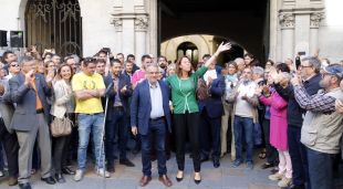 Madrenas i Piferrer saludant als alcaldes, regidors, diputats, representants d'entitats i veïns que es van concentrar a la plaça del Vi abans de declarar(arxiu)