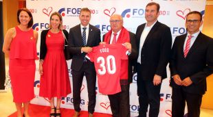 El president de la Foeg, Ernest Plana, rep una samarreta del Girona FC que commemora els 30 anys de la patronal gironina