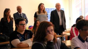 El conseller d'Ensenyament, Josep Bargalló, durant la seva visita a l'institut Ermessenda de Girona