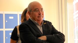 El conseller d'Ensenyament, Josep Bargalló, durant la visita a l'institut Ermessenda de Girona