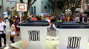 Les dues urnes que s'han instal·lat al Col·legi Verd, aquest matí
