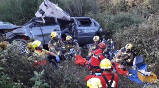 Efectius dels Bombers i del SEM rescatant el conductor del cotxe estimbat per un talús de 20 metres