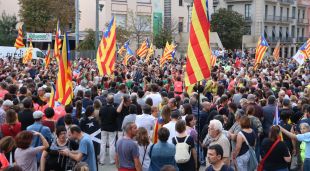 Milers de persones s'han concentrat a la plaça 1 d'Octubre