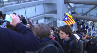 Els manifestants abandonant esglaonadament l'estació del TAV a Girona