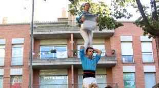 La Colla Aires Gironins entrant una de les urnes que es va utilitzar l'1-O al Col·legi Verd