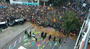 Els Mossos d'Esquadra formant un cordó davant els manifestants