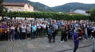 La Plaça de l'Ajuntament de Sant Joan les Fonts amb els veïns en silenci