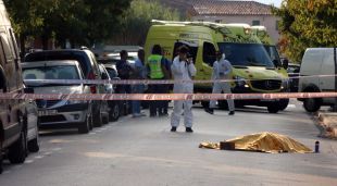 El cos de la víctima tapat a terra i els Mossos fent tasques d'investigació