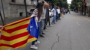 Un dels trams del centre de Girona durant la cadena humana