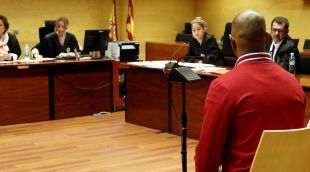 L'acusat, d'esquenes, avui durant el judici