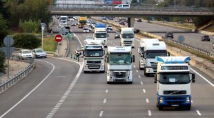 Els camioners circulant en marxa lenta per l'autopista AP-7 al seu pas per Salt