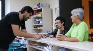L'alcalde de Verges, Ignasi Sabater, atenent dues veïnes