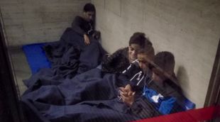 Menors dormint a l'entrada de la comissaria de Vistalegre el 12 d'octubre de 2018