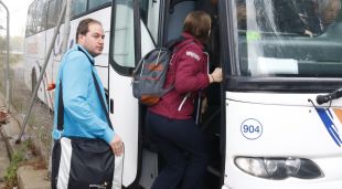Alguns dels usuaris de l'estació de Maçanet-Massanes pujant en un dels busos habilitats per Renfe