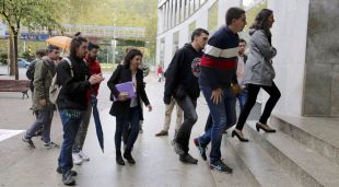 Els activistes investigats per les pintades la subdelegació del govern espanyol a Girona entrant als jutjats