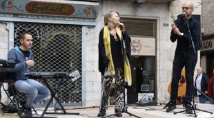 La banda Le Croupier amb l'artista Mont Plans interpretant un dels seus temes a la plaça del Vi de Girona