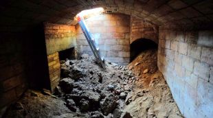 Una de les entrades del refugi antiaeri localitzat al subsòl de l'estació de tren de Figueres
