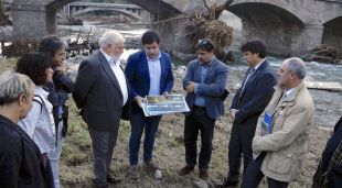 Al centre, el president del Consell Comarcal del Ripollès, Joan Manso, amb la resta d'autoritats a Ripoll