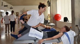 Una pacient fent rehabilitació a l'hospital de dia de malalties neurodegeneratives de Salt